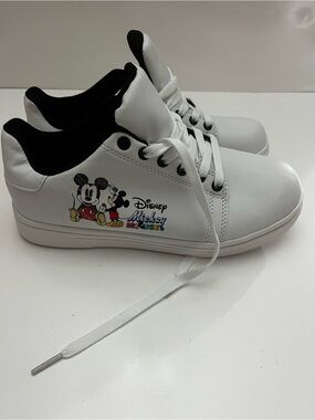 Disney Mickey Mouse White Sneaker Tennis Shoe New with No Tags size 37 or US 6.5
